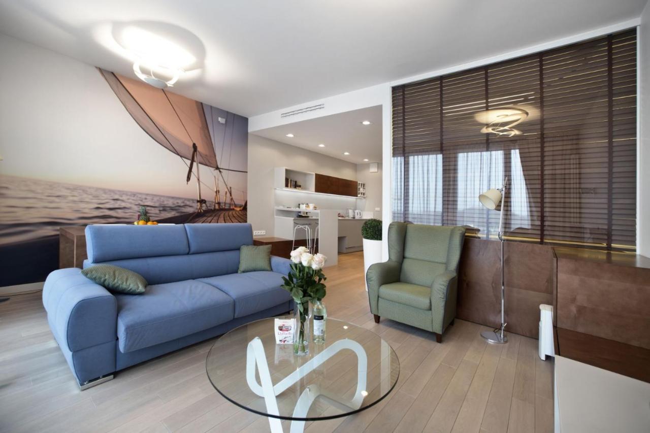 Triton Park Accommodation By P&O Serviced Apartments Varsavia Esterno foto